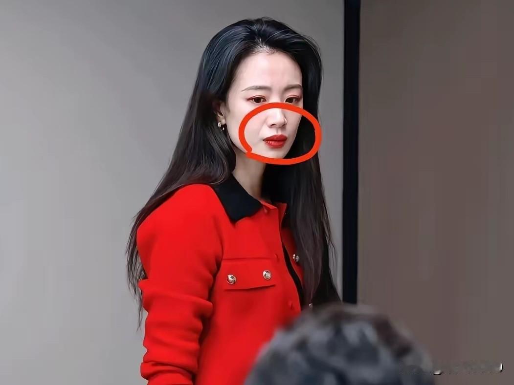 看到有人说该演员嘴凸，法令纹太深，不适合演三姐。
其实对于一个演员来说，
长得漂