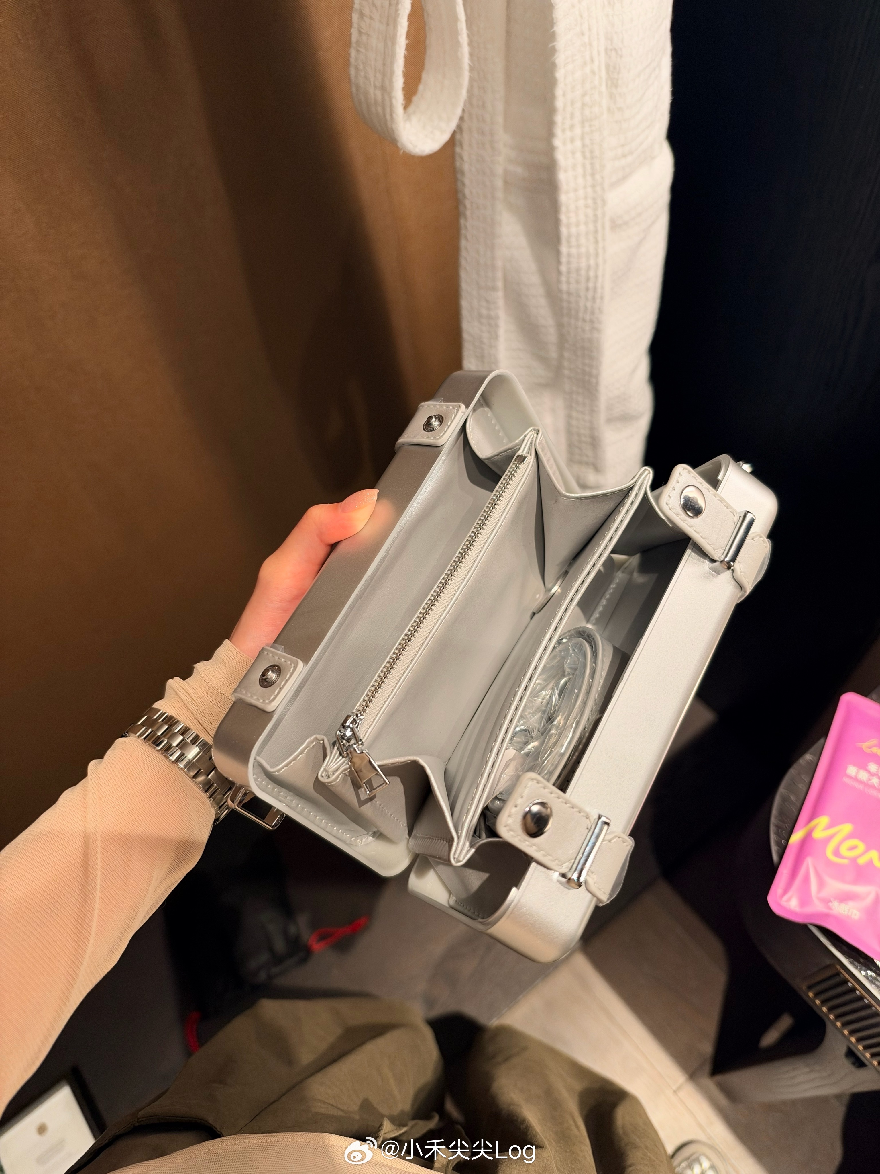 抽个小鹏的盒子包，外加个凉感毛巾银色的很时尚，不愧是MONA周边[打call]有