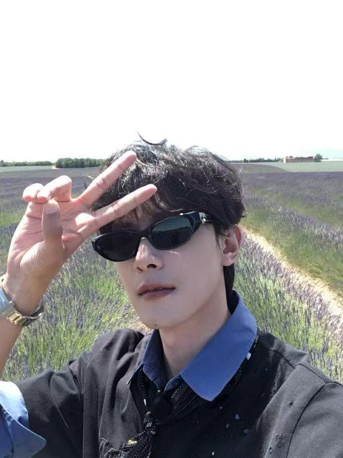 谁能想到邓凯怼脸能这么杀！近距离特写毫无压力，骨相撑住画面，五官放大全是惊喜。清