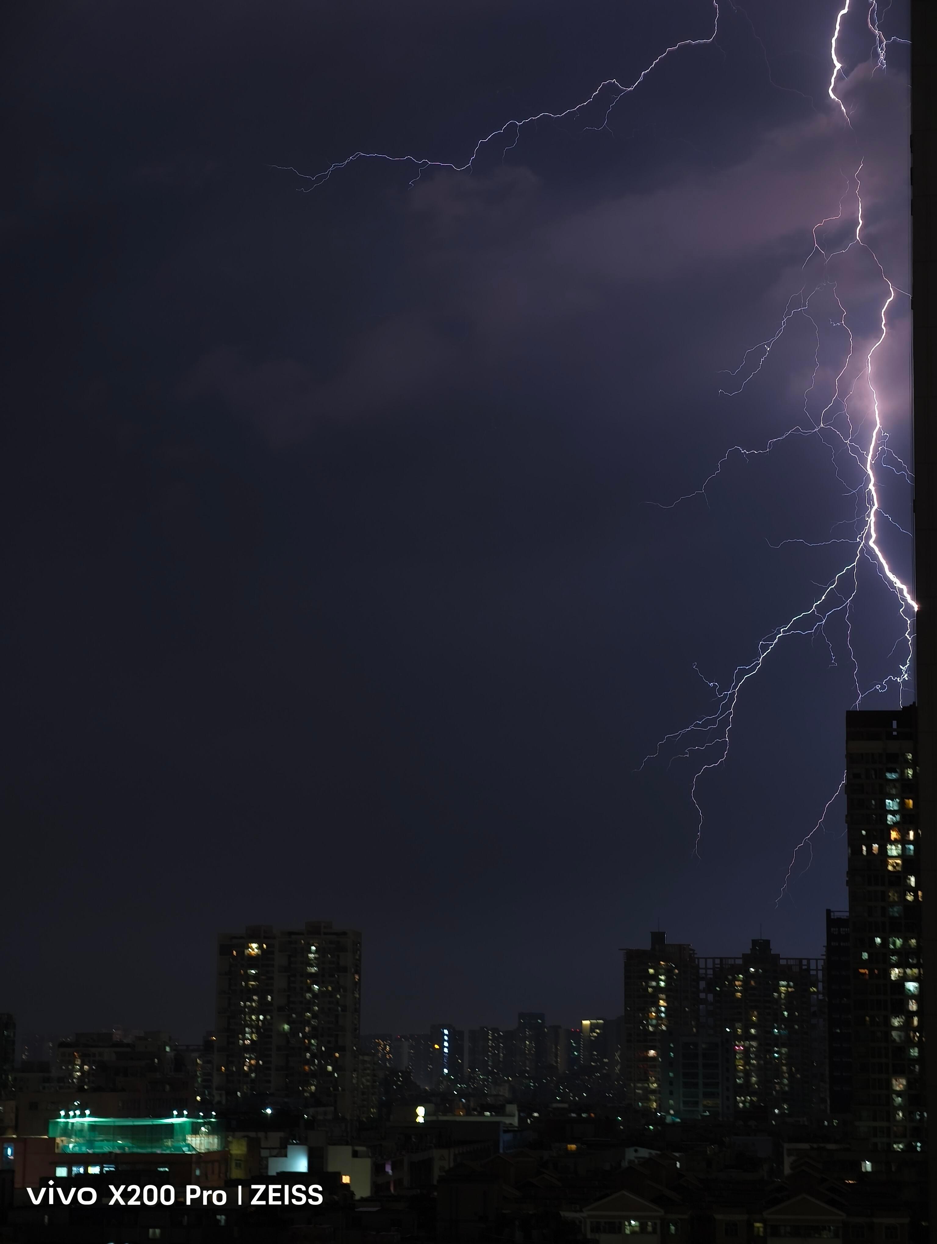 卧槽！！！今晚深圳闪电又闪麻了⚡感觉闪电来袭，立马打开手机间隔拍摄，挂在阳台不管