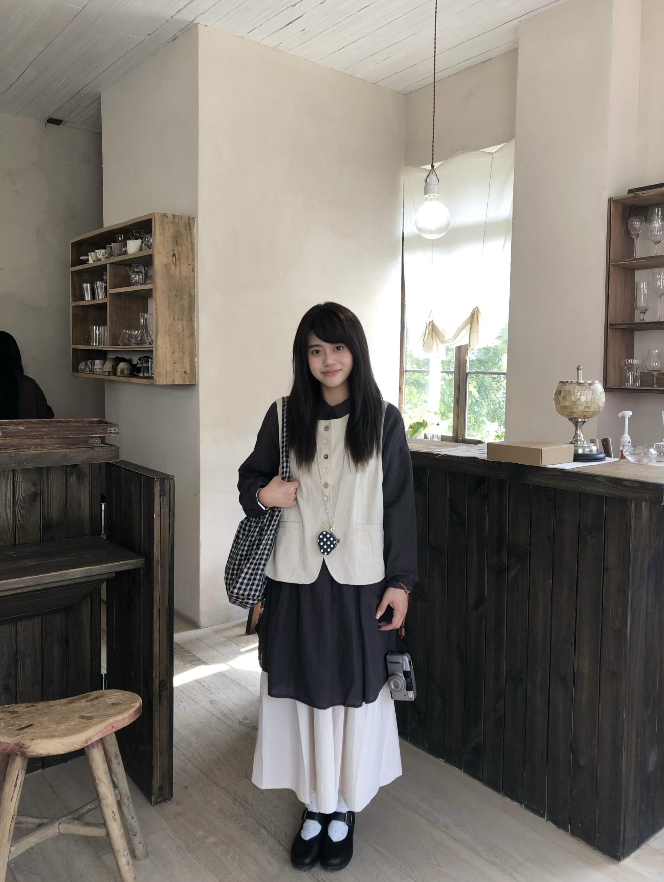 挣到足够的钱，去旅行，去闲着，去思考世界的过去和未来，去看书做梦，去街...