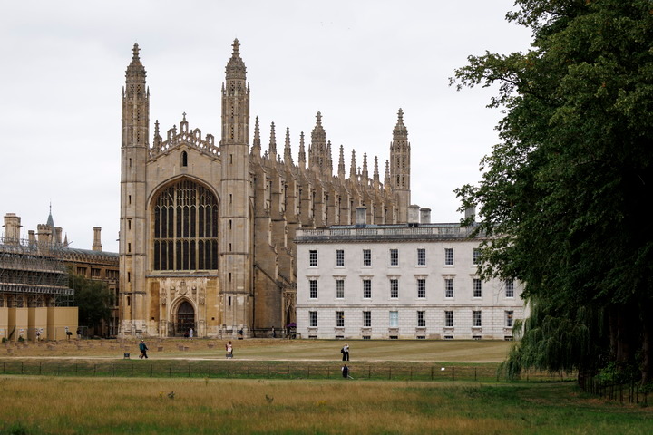 #英国高校涨学费追通胀惹争议#【英国高校涨学费“追通胀”惹争议】英国政府近日宣布