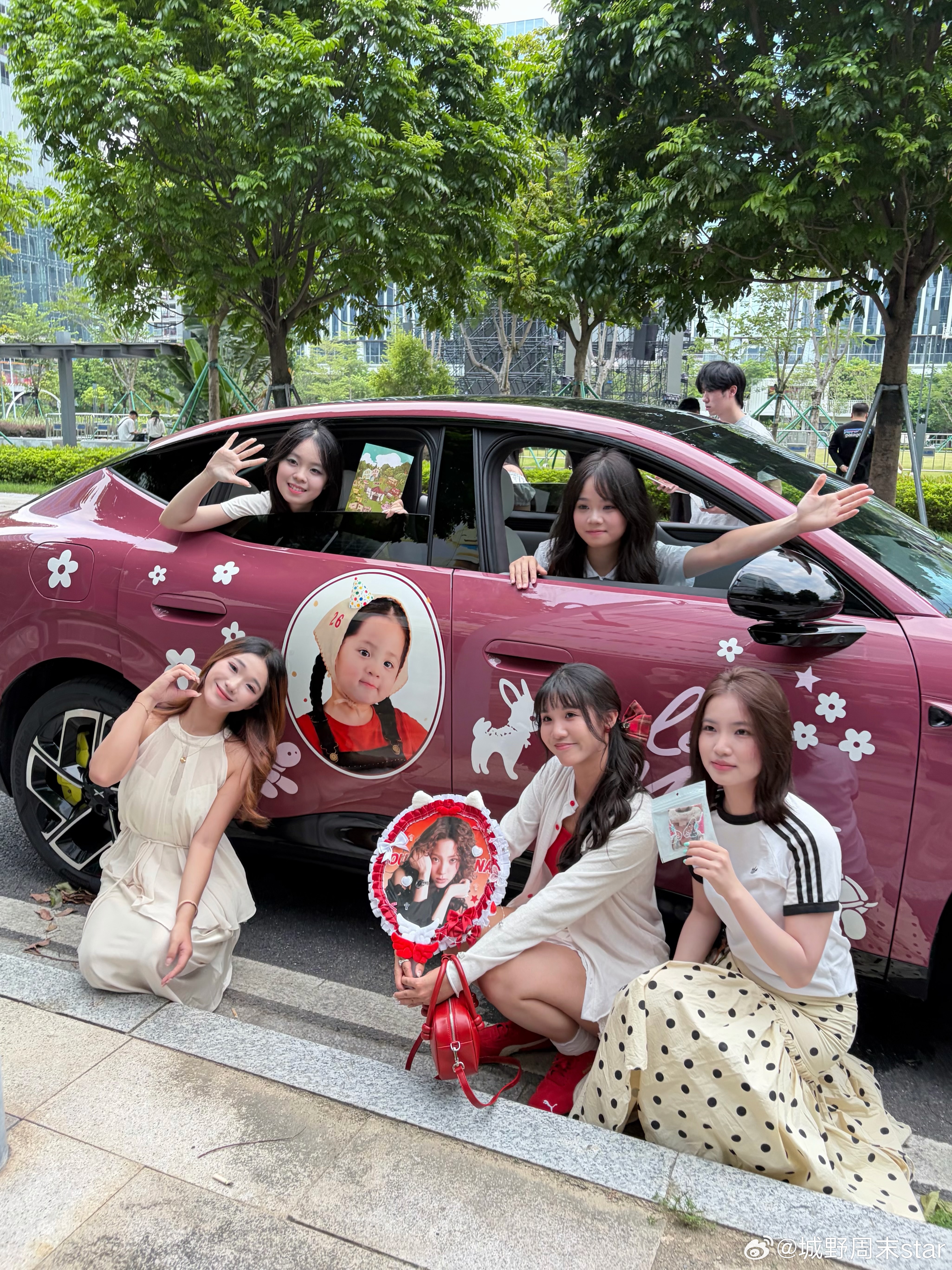 9月12日，一位浙江女生开着自己的小鹏MONA痛车，从浙江一路自驾到广州、千里应