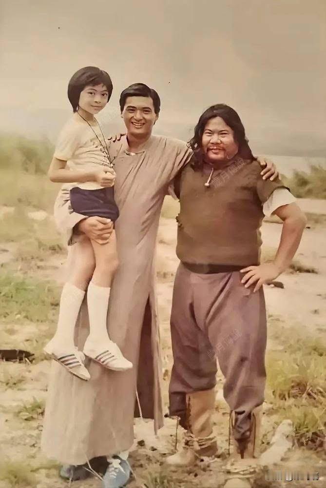 1982年，周润发抱着9岁的少年樊少皇的珍贵老照片，很多人可能猜不到，周润发搂着