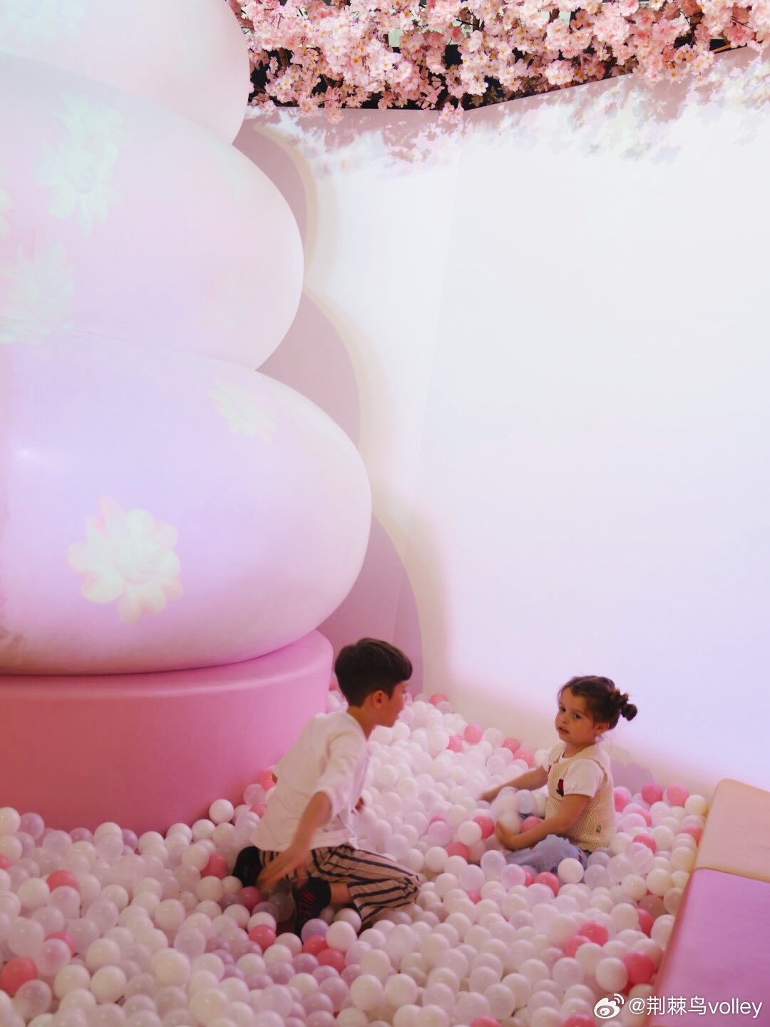 马修安德森 Hello Kitty Realness + 博物馆，两个小宝贝玩得