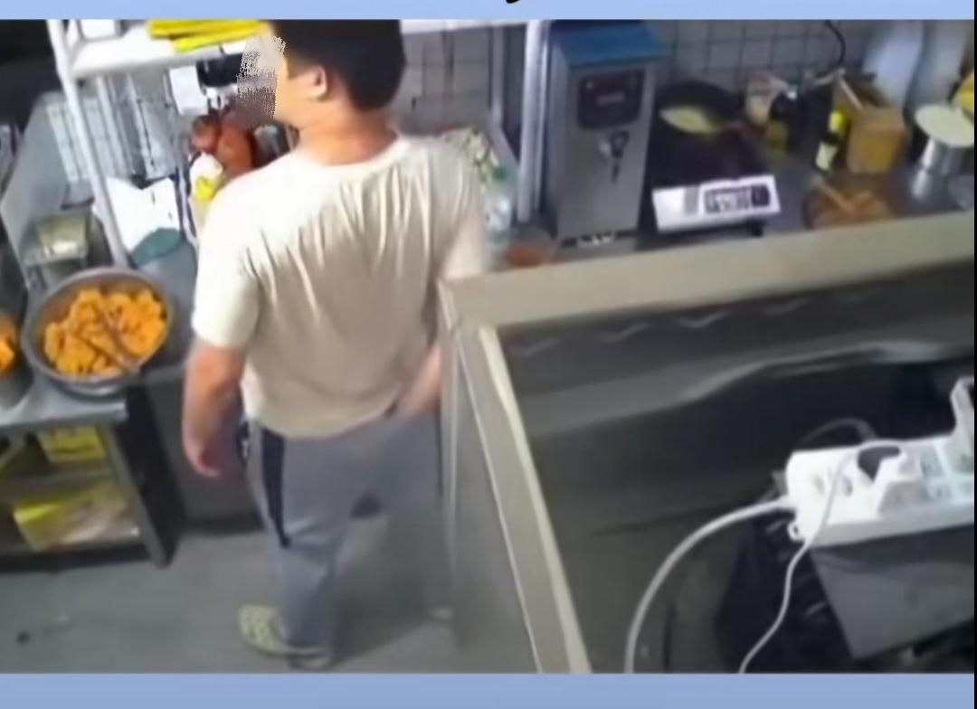 你敢信吗？
浙江该炸鸡店一名后厨人员，竟然在工作期间，把手放入裤内屁股处抓挠停留