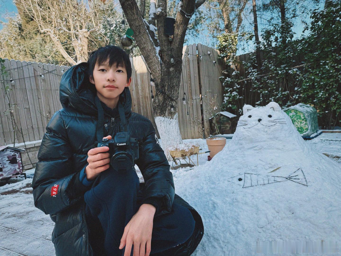 姚晨12岁儿子近照姚晨和儿子堆雪猫看到姚晨和儿子堆的雪猫八顿，才发现八顿离开已经