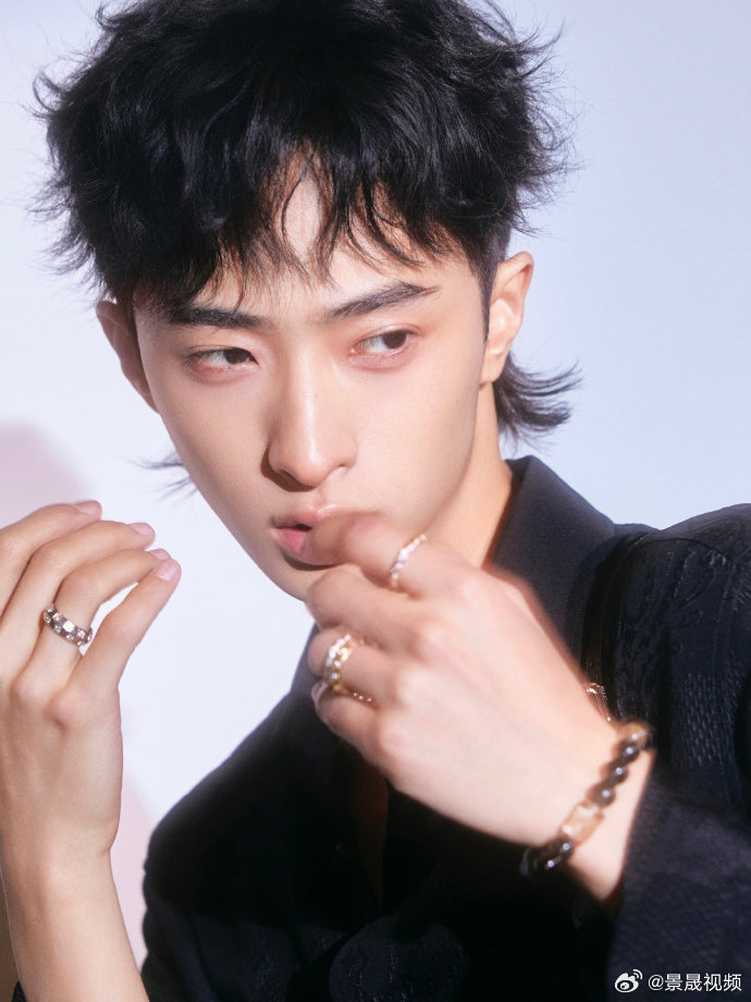 欧阳娜娜恩利在桃花坞合拍了不愧是音乐世家出身的两位，合拍默契度直接拉满！一个眼神