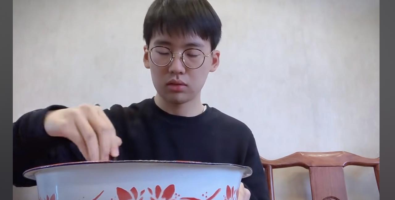 第一次知道他学历的时候也是比较震惊的！
就是说哪个明星家的孩子舍得让初中毕业就辍