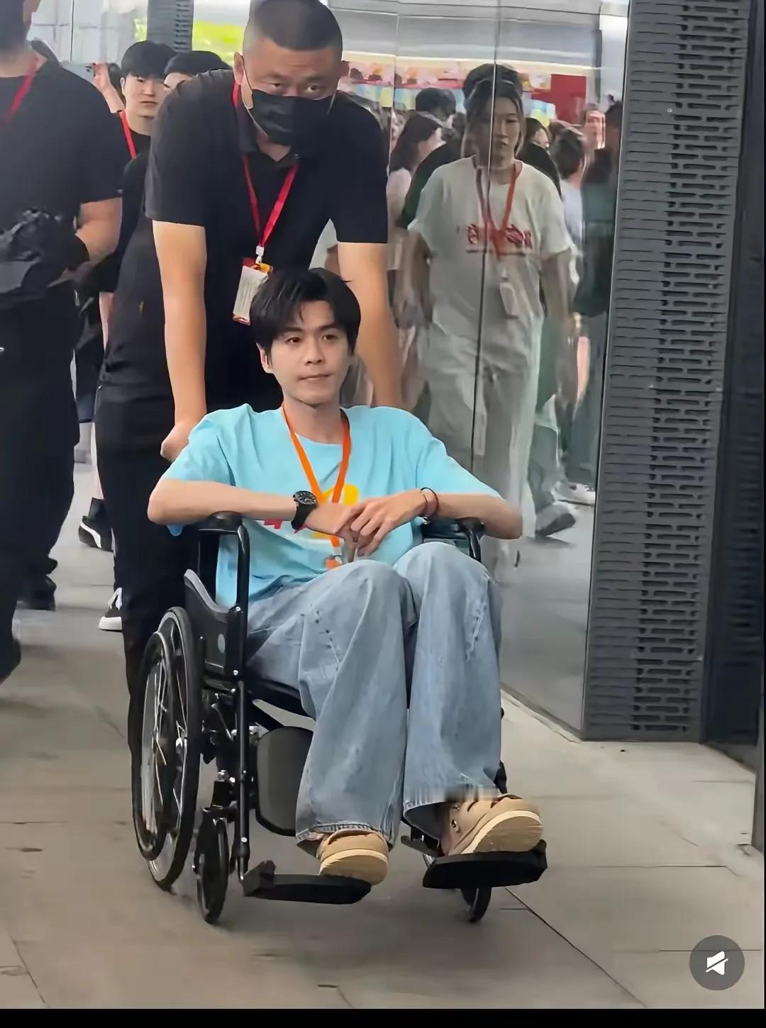 你们认识他吗？
他是当代小生，如今人家已经40多岁了，看着不像，顶多就是30多岁