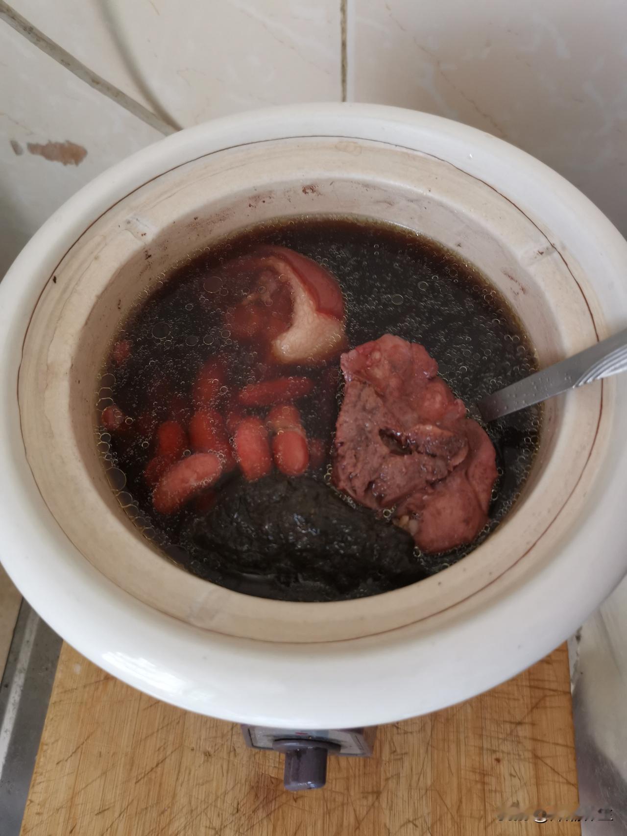 家人们谁懂啊！我用潮汕老家老妈自己种的红芸豆，搭配深圳的猪脚尾巴和熟地排骨，炖出