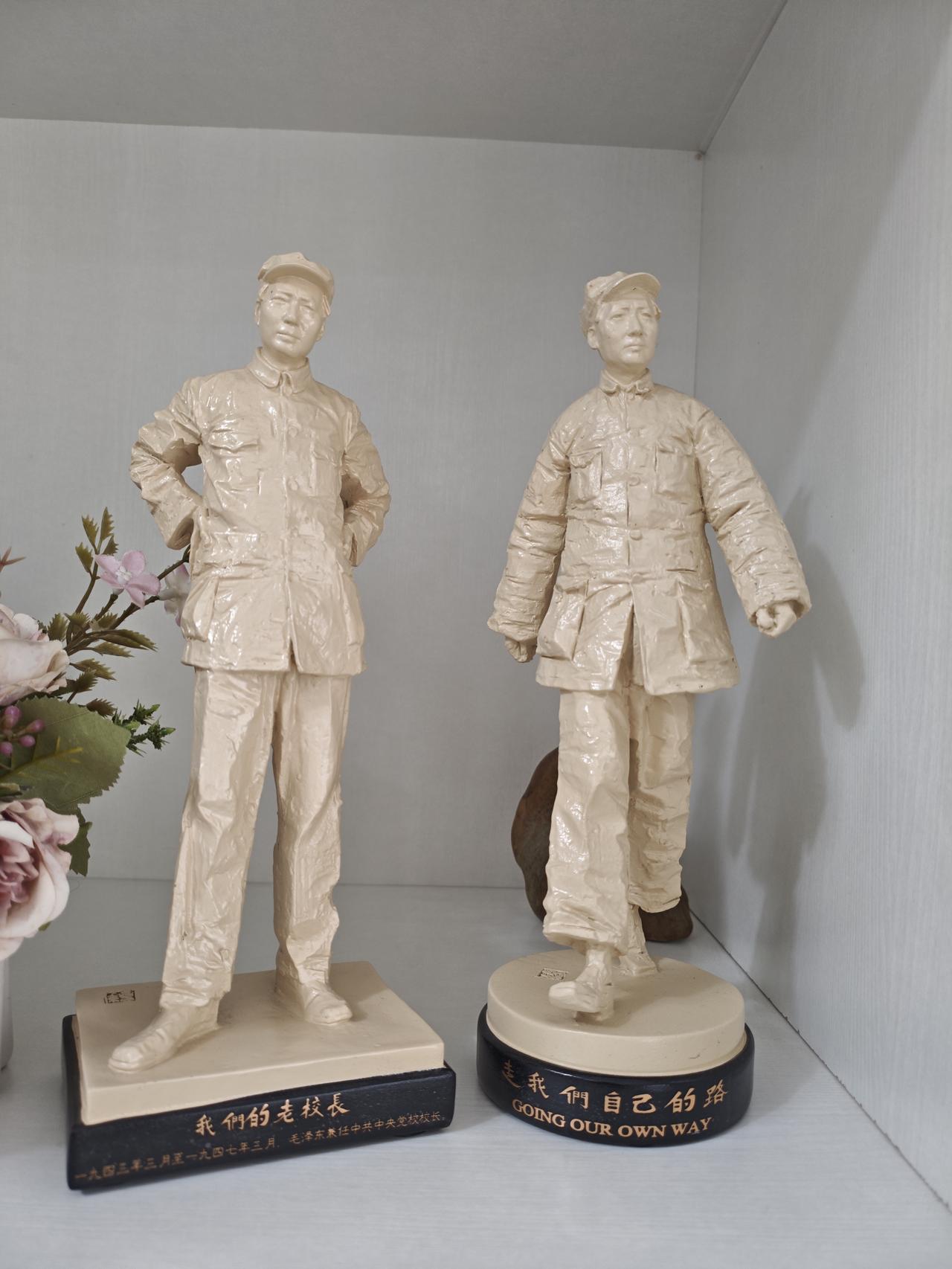 在淄博拍的两尊毛主席塑像：我们的老校长！走我们自己的路！ ​​​