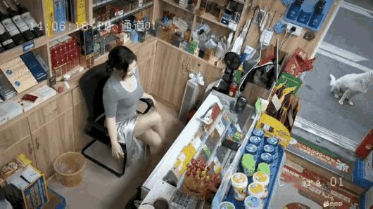 打扮时尚的年轻女士守着自家超市，听着音乐晃动着双腿，真是自在。
男顾客进店买东西