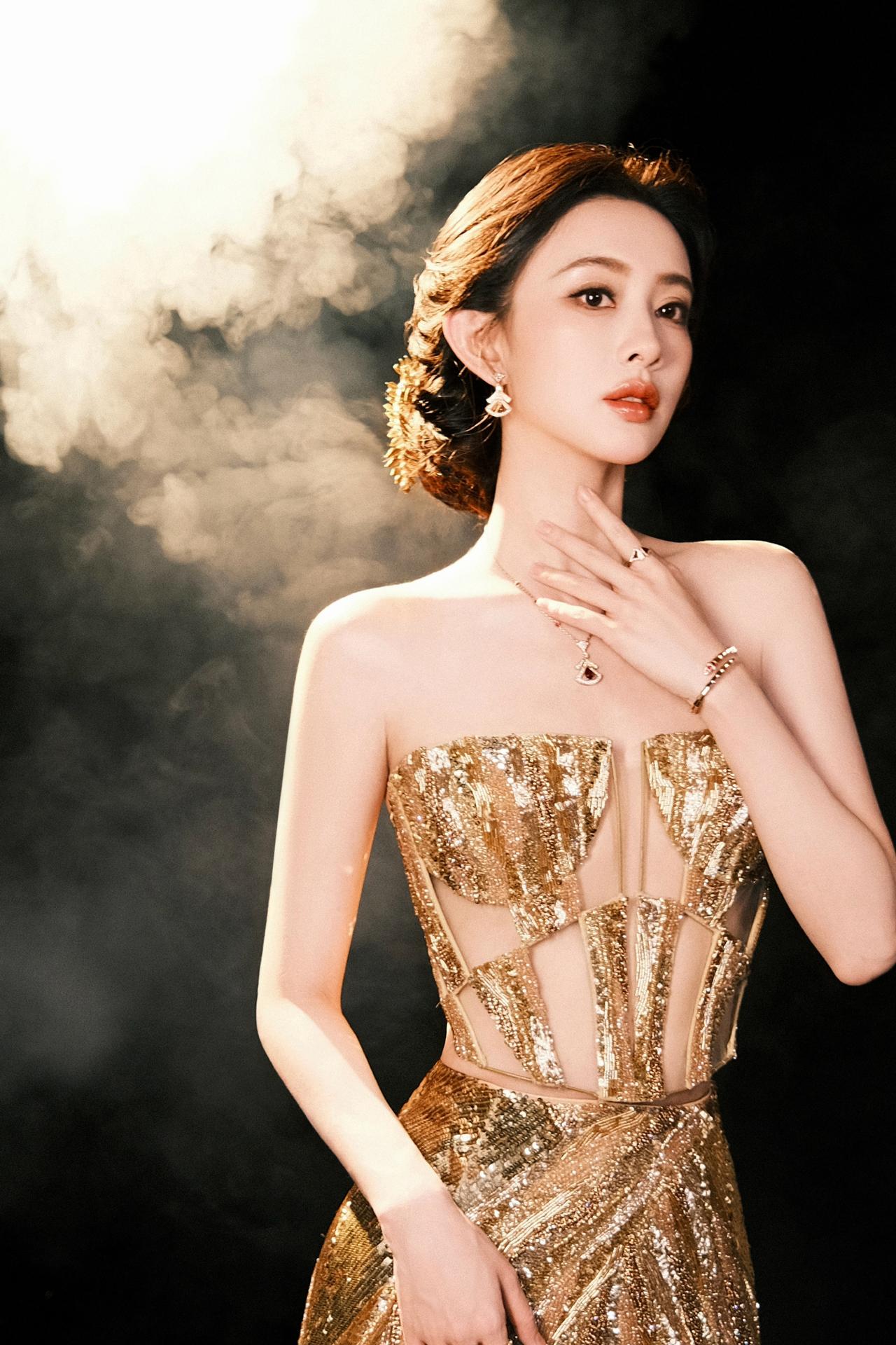 优雅与性感，你会怎么选美女明星穿搭写真