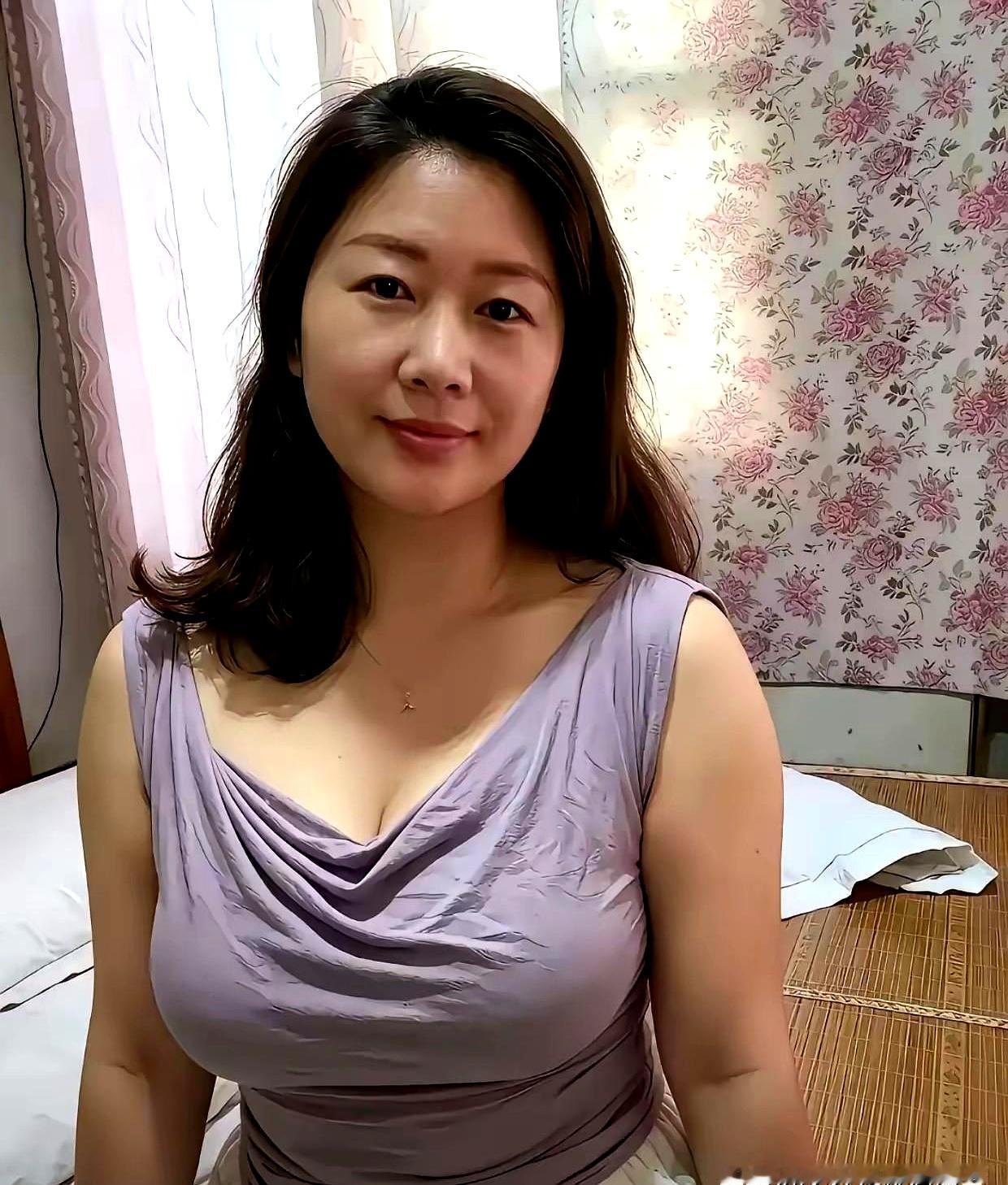四十岁怎么啦，四十岁就不能有春天了？
照片里那方方正正的脸盘子，一看就是旺夫相，