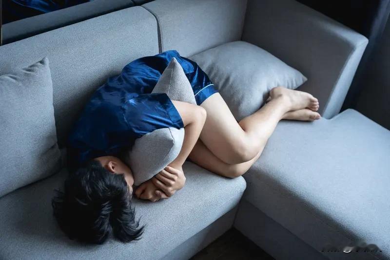 为什么杀猪盘专门找女人，这应该是最好的回答。

一个男人，如果遇到一个，脸蛋好看
