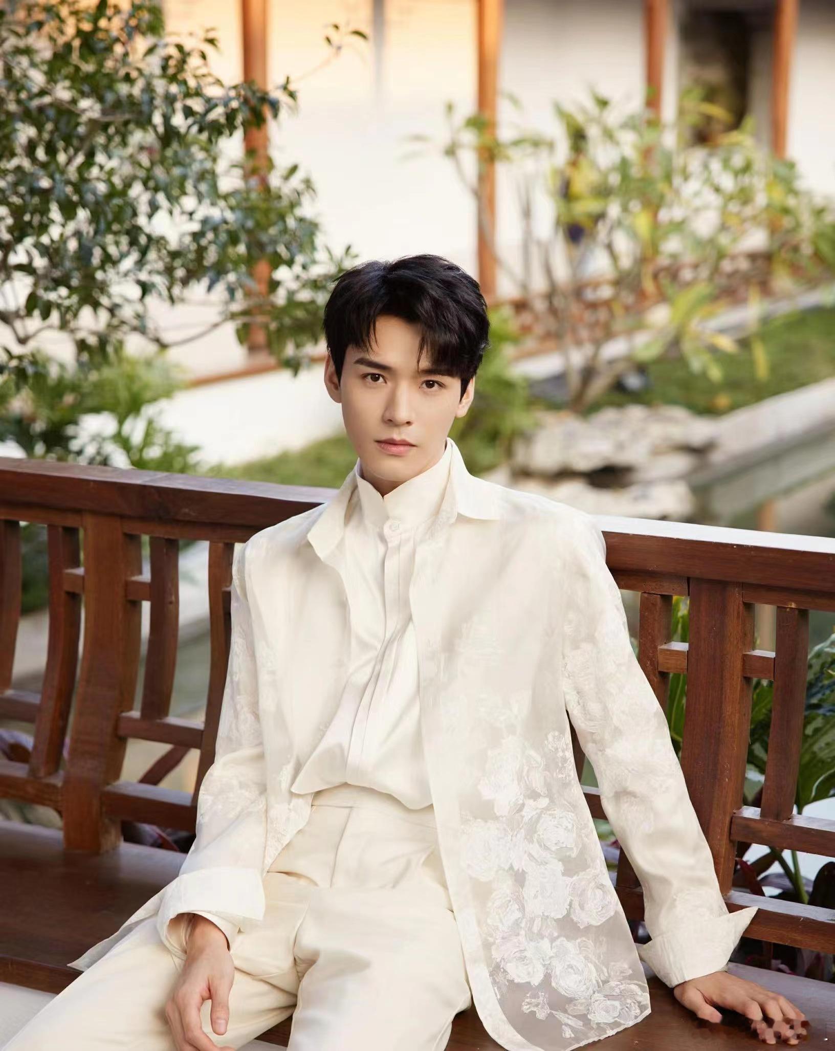 #龚俊蓬松发量# 龚俊的蓬松发量成为了他的标志之一，每一次亮相都让人为之倾倒。这