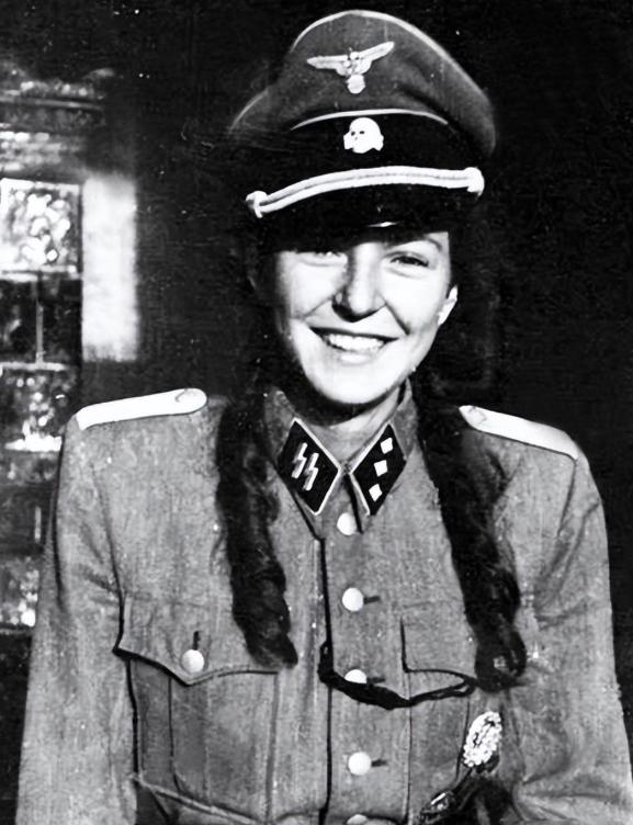二战时，苏联投入80万女兵浴血前线，被俘后遭遇德军惨无人道的系统性暴行；而德国后