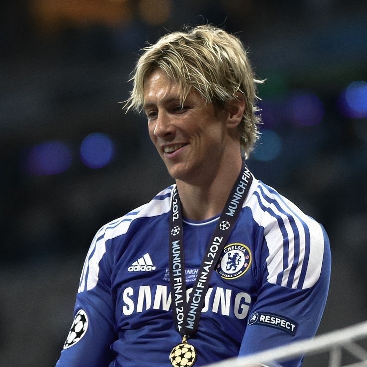 老照片费尔南多·托雷斯庆祝切尔西在2012年欧洲冠军联赛决赛中的胜利。🏆💙切