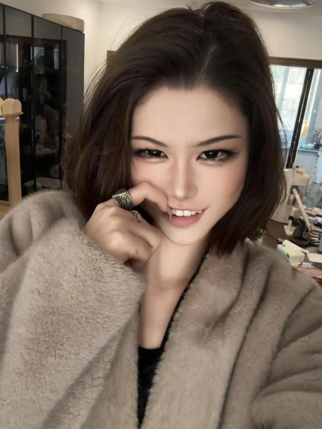 你的爱我看不上，你的恨更是一般 短发 在干嘛 美甲獠牙