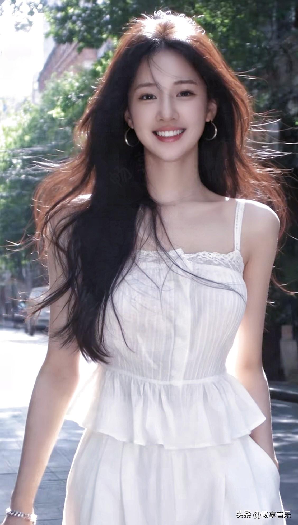 阳光下的甜美少女，白色连衣裙飘逸动人！🌞👗💃  分享你的随手拍 分享一下你