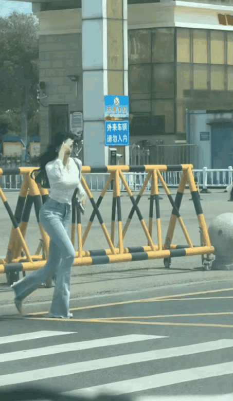 自信是最好的妆容，把手放下来，大大方方地走过去不好吗？