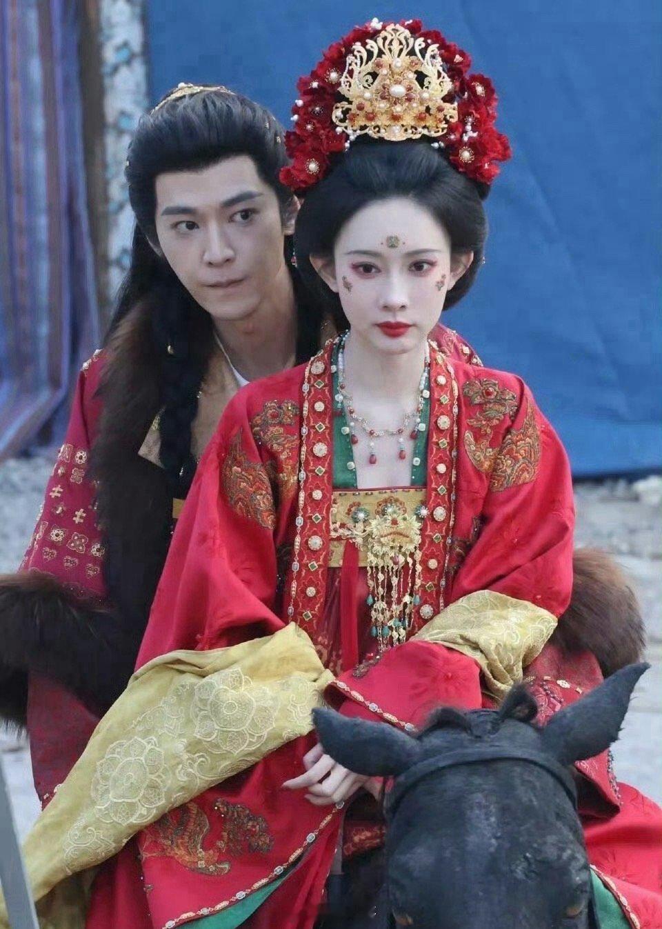 孟子义和唐晓天这是在《尚公主》结了两次婚呐，孟子义和唐晓天重拍了大婚戏份，就是说