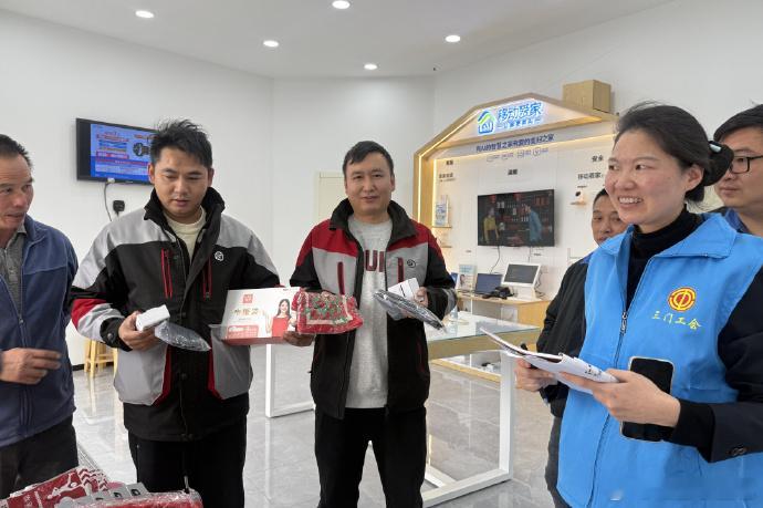 台州三门驿站暖冬聚爱情系户外劳动者午间，台州三门的工会驿站热闹起来。刚忙完的环卫