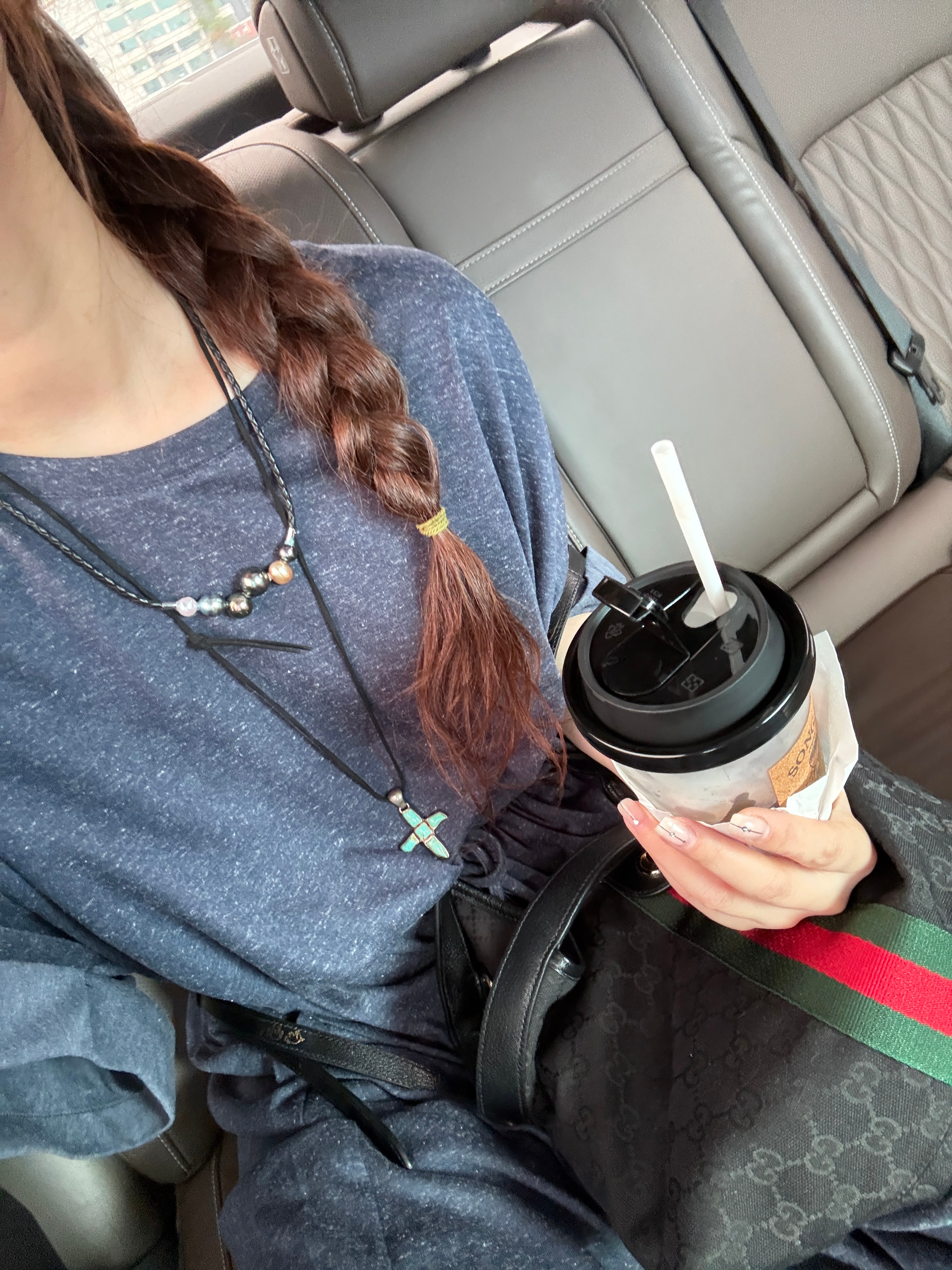 首饰和衣服的面料也需要搭配的，这种质朴的有点原生态感觉的棉布就得搭粗野皮绳和不那