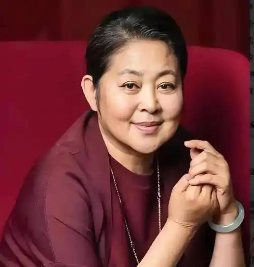 好多人都说倪萍为了钱不惜一切，这么大岁数了说自己登上了庐山，说她母亲94岁了，每