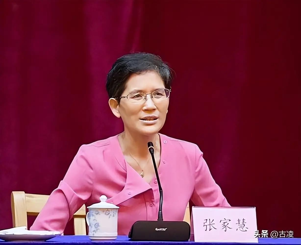 为什么说向法官行贿的律师和干预司法的法官们，以一条利益输送的纽带，共同破坏了司法