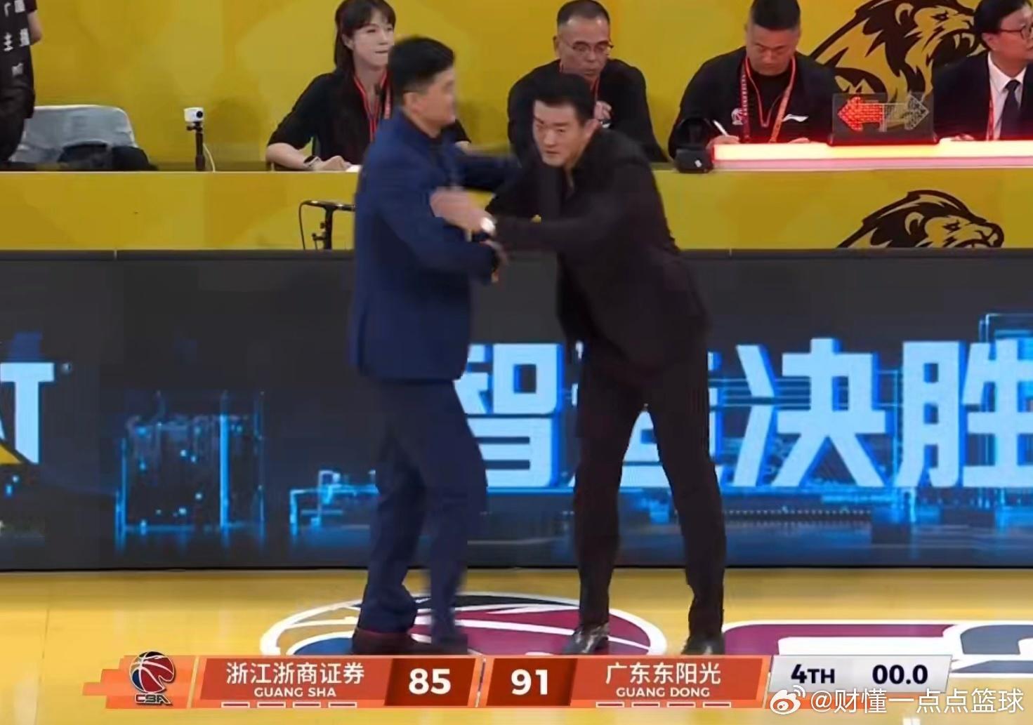 谁能想到？赛前普遍不被看好的广东宏远，愣是上演了一出逆袭大戏，以91-85力克卫