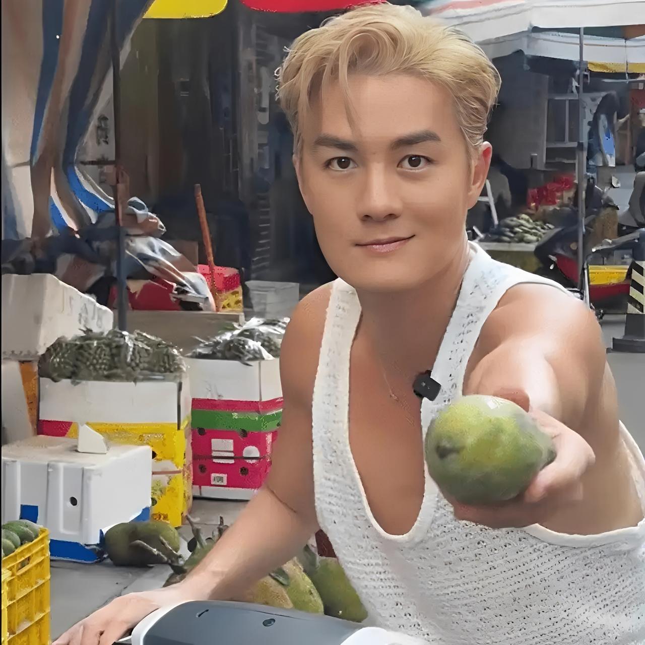 看到吴克群工作室给崇左捐30万救灾款的消息了。说是帮台风“紫檀”刮过之后救灾用，