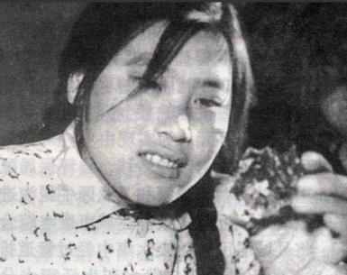 1977年12月21日，临沂姑娘魏振芳在田间挖茅草，突然从茅草里滚出一块鸡蛋黄大