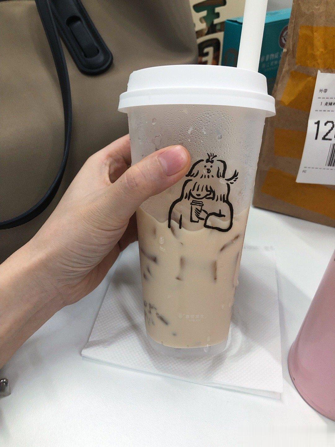 真的很久很久没喝奶茶，同事请喝的，还是觉得咖啡好喝点[羞嗒嗒] ​​​