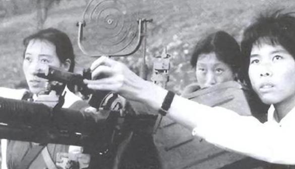 1943年，日军开着飞机空袭时，18岁八路战士宋岭春在草丛中隐蔽，他看到日军飞机