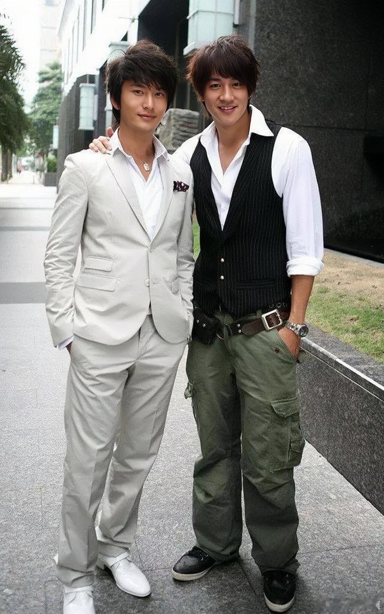 黄晓明与何润东在拍电视剧《泡沫之夏》时的合影。这部剧，两人是主演，也是颜值担当，