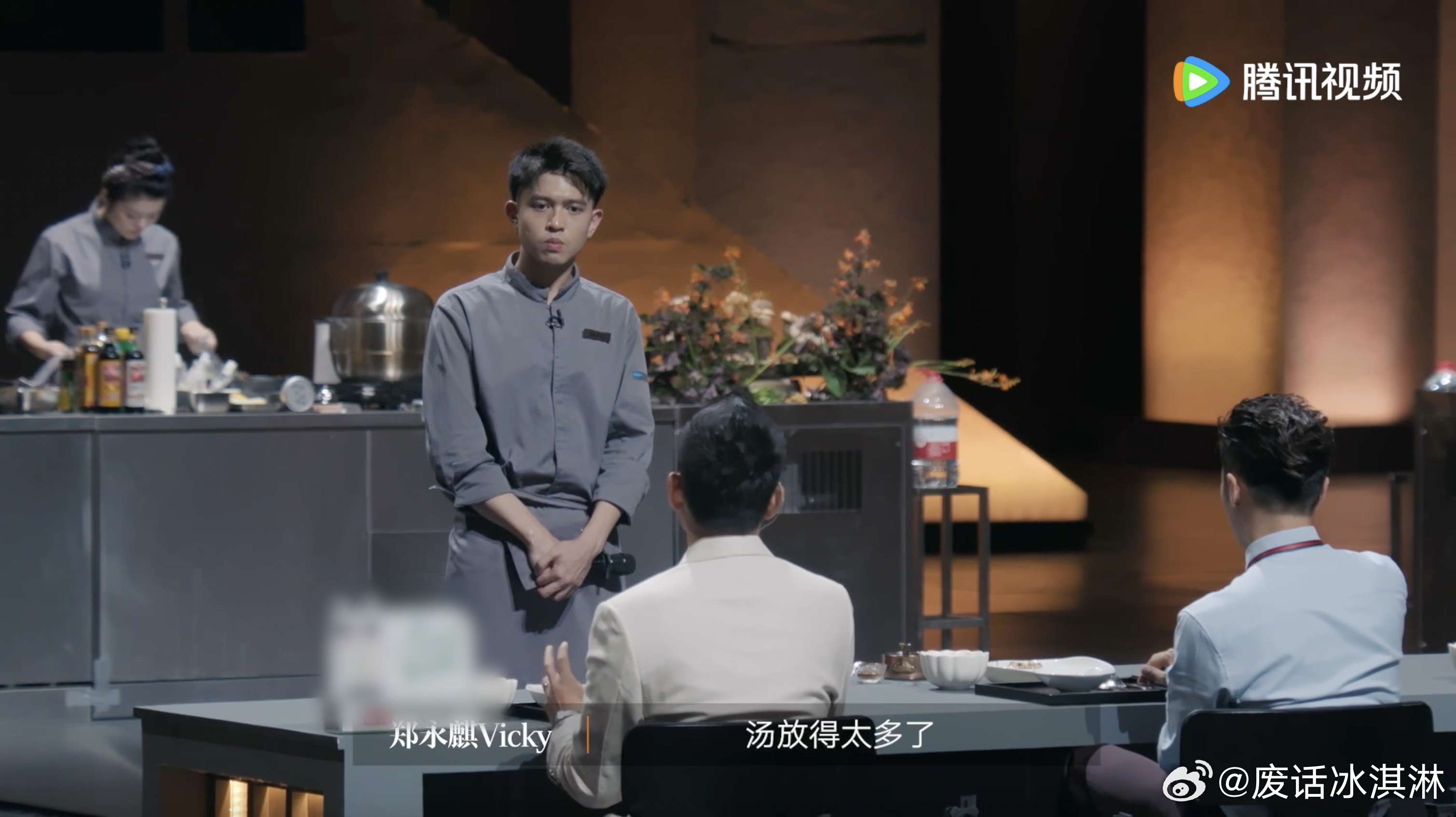郑永麒一口吃出海南鸡饭汤放多了  看《一饭封神》才知道，专业评审的含金量有多高！