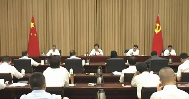 福建省委书记赵龙，和圣农发展、宁德时代、安踏体育、福耀玻璃、青拓集团、华峰华锦、九牧厨卫、盼盼食品等