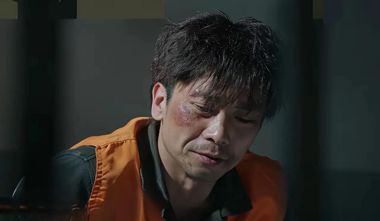 追剧《利剑·玫瑰》青皮被抓，受审时一副死猪不怕开水烫的样子，拒不交代犯罪事实。 
