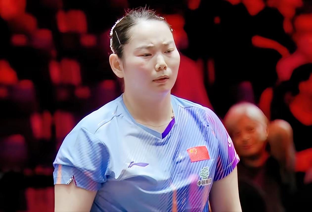 真没想到国乒世界冠军在新加坡大满贯出局，
她紧紧的皱眉，
决胜局输了2分。

根