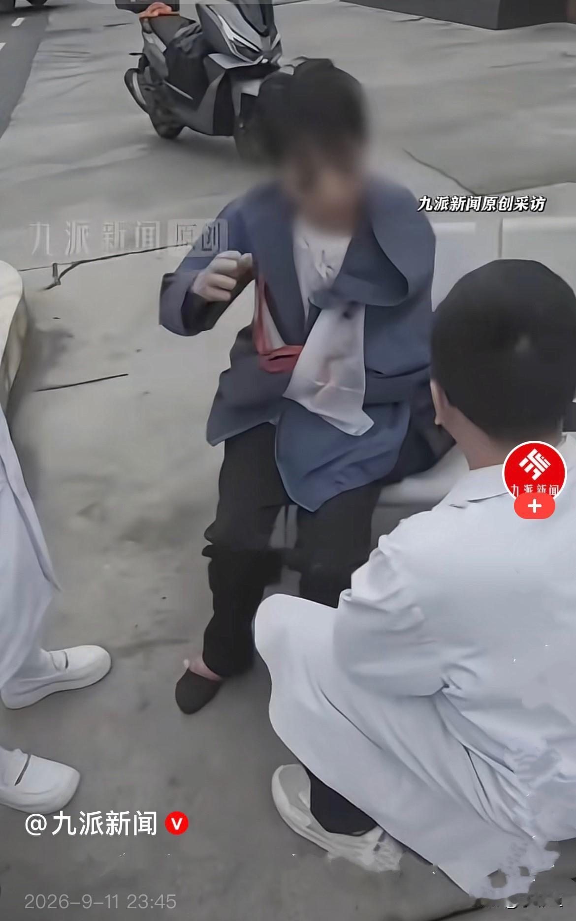 近日，陕西宝鸡大雾弥漫，路面能见度极低，李先生骑着摩托车赶路，因为雾太大，他特意