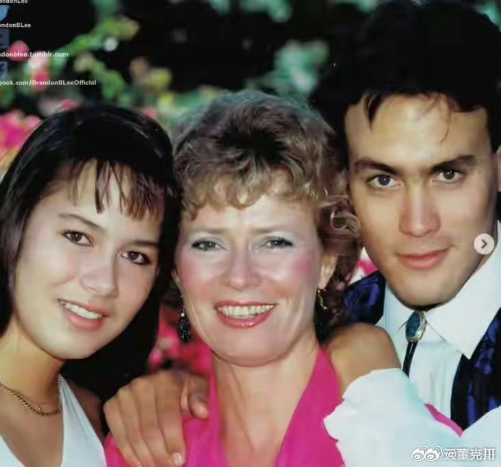 81岁李小龙遗孀琳达近况李小龙遗孀琳达近况好一个优雅的81岁老太太，真的状态非常