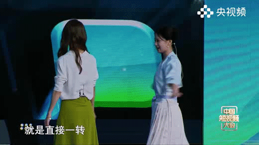 #王冰冰的衣服上到底写了啥##王冰冰书法造型# 王冰冰穿上以造纸术为灵感设计的汉
