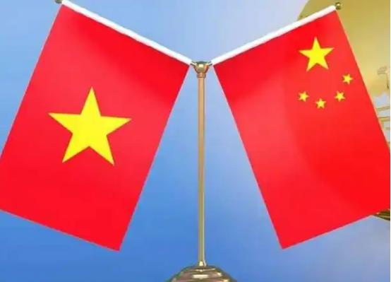 越南放下美日法血海深仇抱团合作！中国倾尽国力出钱出人援越换背叛，侵占南海岛礁勾结