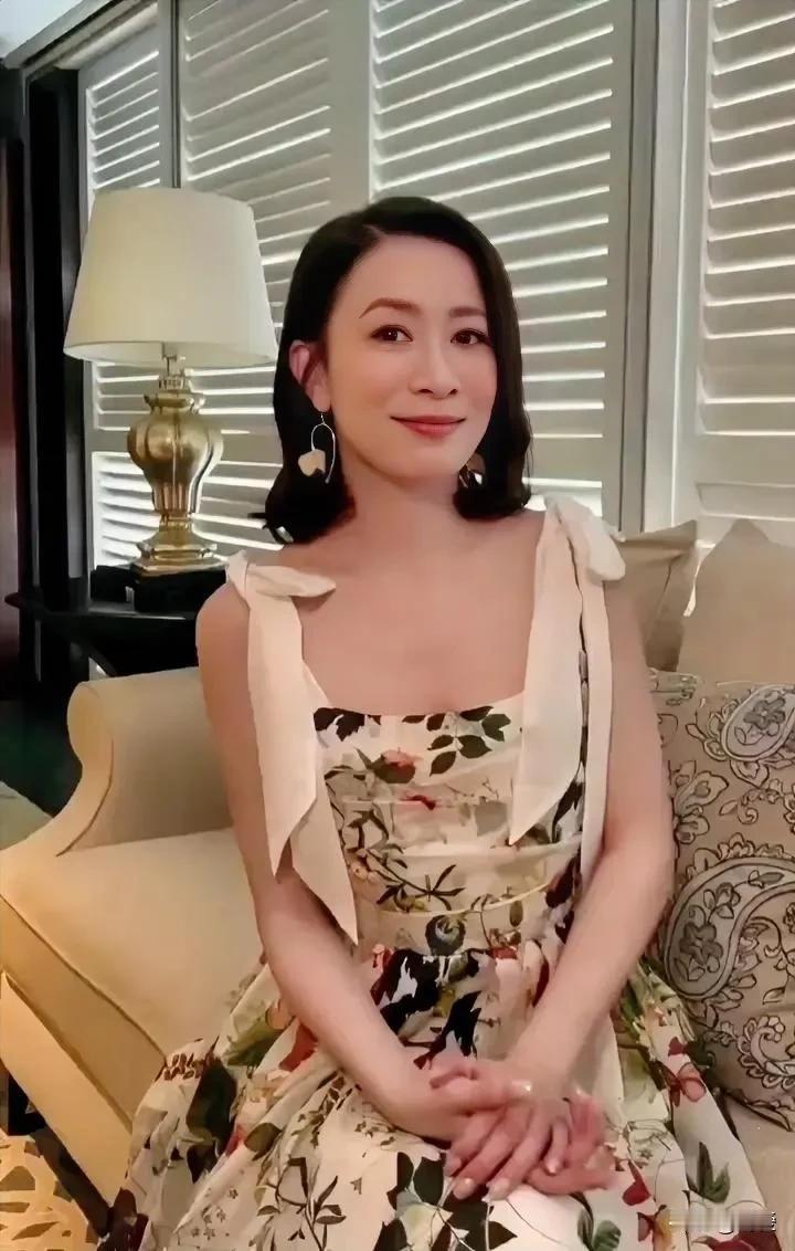 佘诗曼真的是个超厉害的女演员。1997年参加香港小姐选拔获第三名后进入演艺圈，一