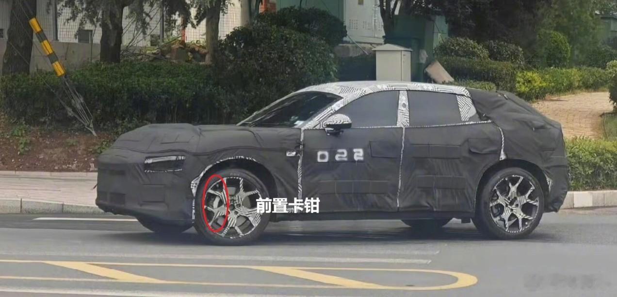 近期小米YU7伪装路试谍照流出，车尾排气结构、大尺寸前置卡钳都是增程车型专属硬件
