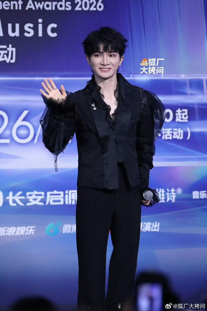 周深穿未完成作品走红毯周深红毯的这个造型是还未完成的作品啊！真的是太有创意了吧告