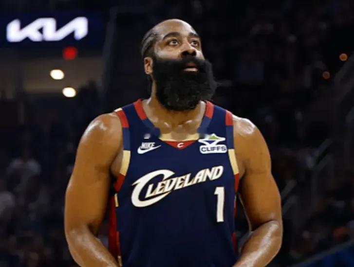 05月20日 NBA东部决赛，骑士对阵尼克斯G1的比赛正在进行中。骑士球员哈登首