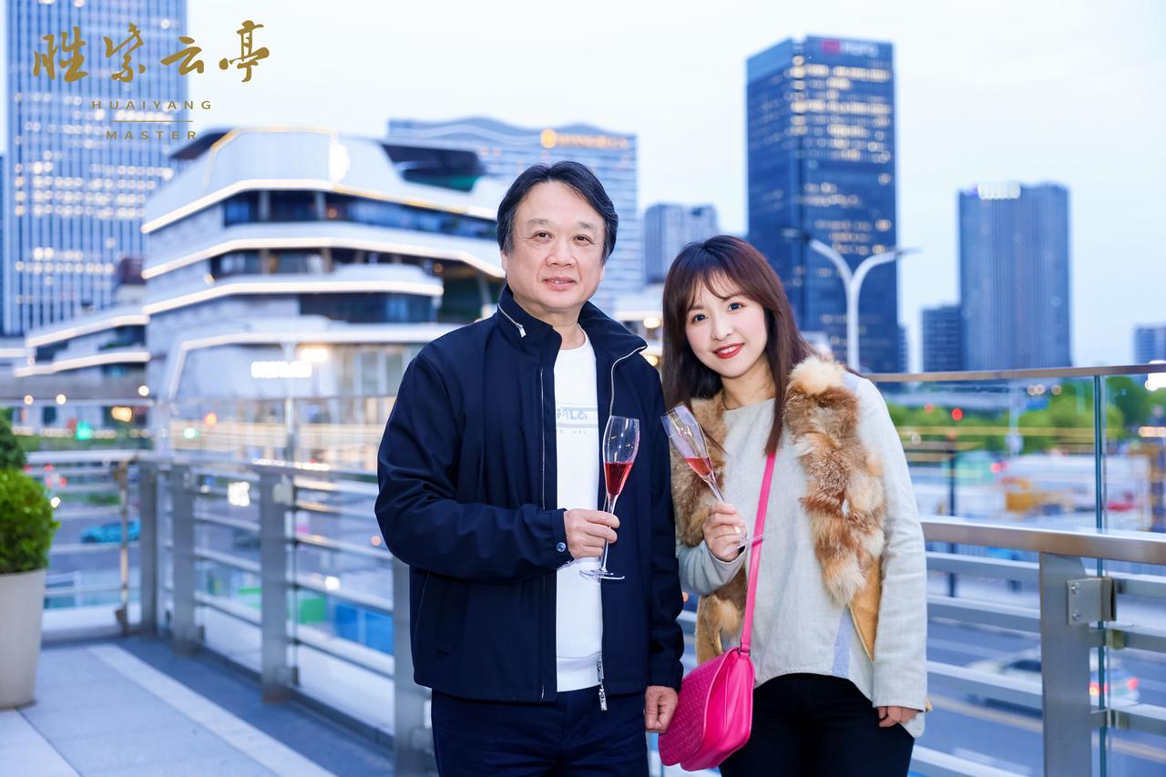 “胜境亭霞江南宴，春风一朵紫云鲜”。
这是2026胜紫云亭春筵品鉴宴的主题。
